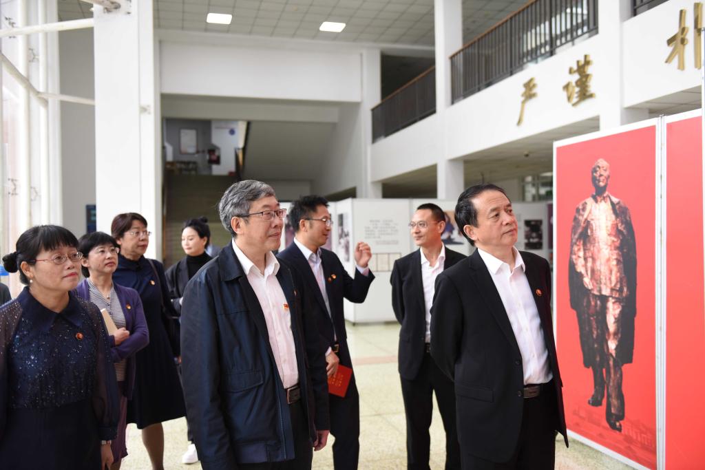 【党史学习教育】感悟伟人风范 传承红色基因——“小平风范·文化校园”巡展及党史宣讲报告会在我校举行